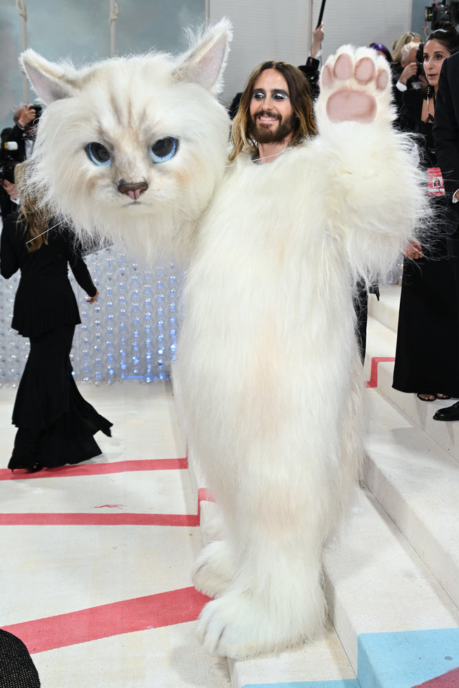 Jared LetoAz énekes igazán jó barátságot ápolt a néhai Lagerfeldel és tisztelete jeléül a divattervező macskájának öltözött be.&nbsp;