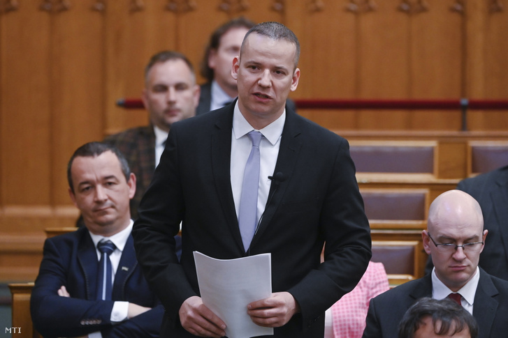 Toroczkai László, a Mi Hazánk elnök-frakcióvezetője felszólal napirend előtt az Országgyűlés plenáris ülésén 2023. május 2-án