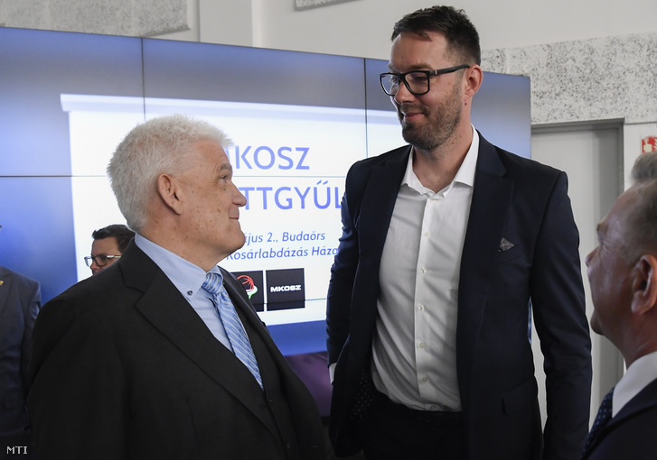 zalay Ferenc, a Magyar Kosárlabdázók Országos Szövetségének leköszönő elnöke és Báder Márton, az MKOSZ új elnöke a szervezet tisztújító küldöttgyűlésén a kosárszövetség budaörsi központjában 2023. május 2-án