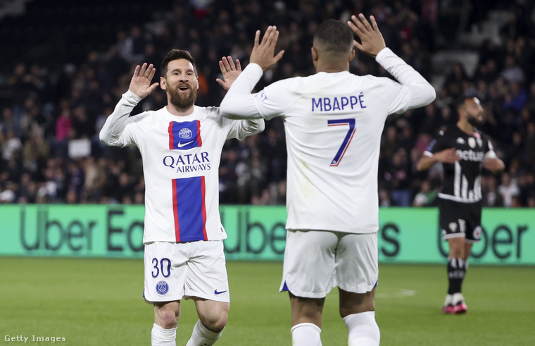Lionel Messi és Ylian Mbappe a PSG utóbbi játékosának második gólját ünnepli az Angers SCO és a Paris Saint-Germain (PSG) Francia első osztályú labdarúgó-bajnokság Uber Eats mérkőzésén az Angers-i Raymond Kopa Stadiumban 2023. április 21-én. (Fotó: Jean Catuffe / Getty Images Hungary)