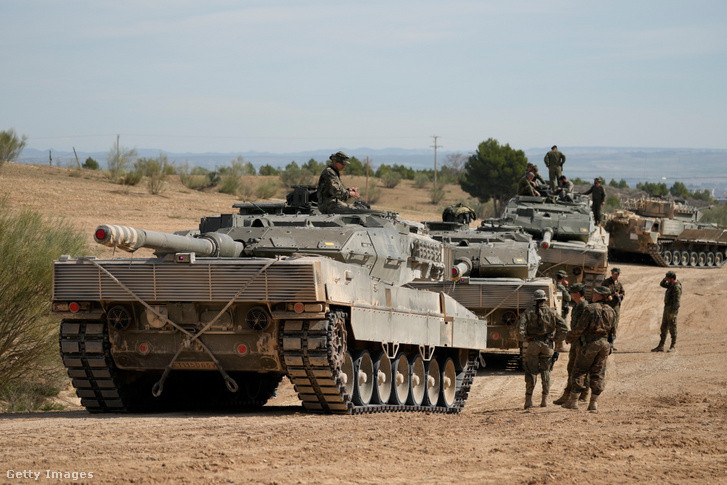 Ukrán katonák kiképzése Spanyolországban Leopard 2-es tankok használatára 2023. március 20-án