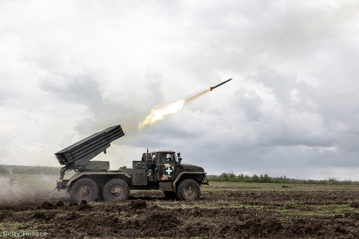 Az ukrán hadsereg egy lövedéket lő ki Bahmut felé 2023. április 28-án
