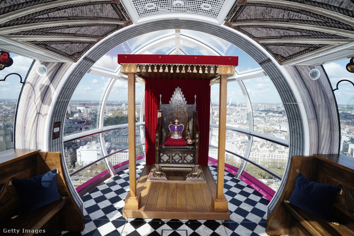 A koronaékszerek másolata a London Eye egyik fülkéjében 2023. április 25-én