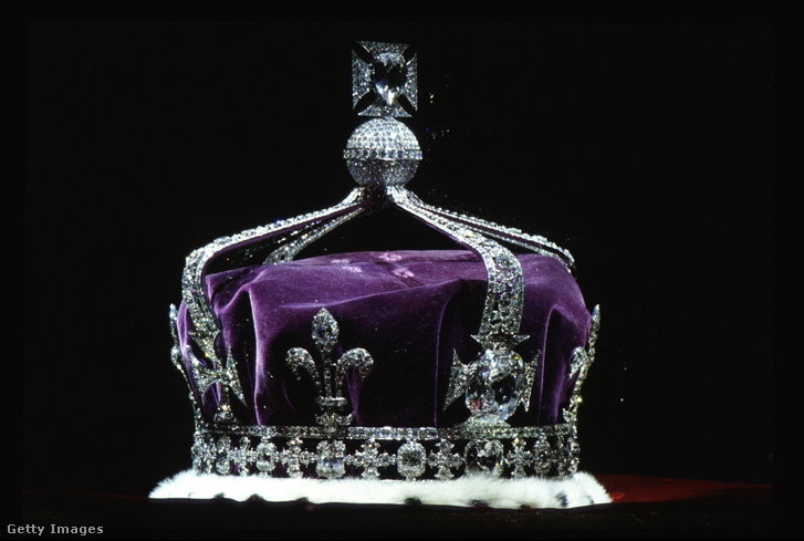 Erzsébet királynő platinából készült koronája, amely más drágakövekkel együtt a híres Koh-i-Noor gyémántot is tartalmazza