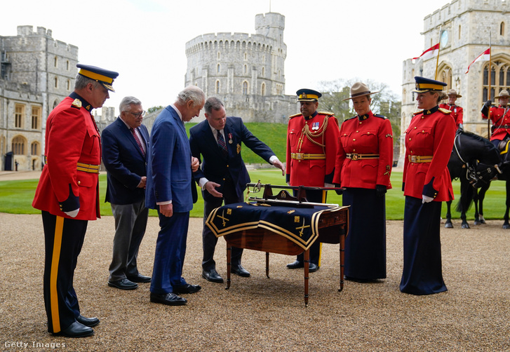 Károly király ünnepélyesen átveszi a Kanadai Királyi Lovasrendőrség főparancsnoki tisztségét a windsori kastély udvarán tartott ünnepségen 2023. április 28-án