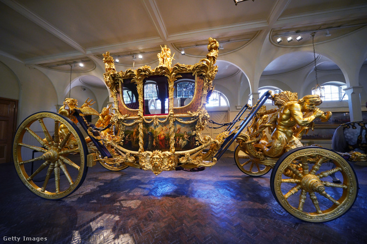 A londoni Buckingham-palotában, a Royal Mewsban kiállított arany államkocsi III. Károly király május 6-i koronázása előtt