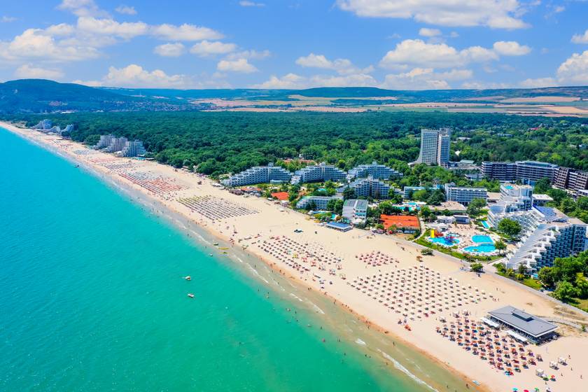Bulgária kedvező árai miatt lett népszerű a kelet-közép európai nyaralók körében. A Fekete-tenger partján üdülővárosokból sincs hiány, a legnépszerűbb turistaparadicsom a Napospart, de az ennél is olcsóbb Neszebar, Pomorie és Albena is látogatásra érdemes.