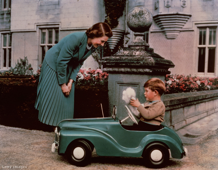 Erzsébet hercegnő nézi, ahogy fia, Károly herceg Balmoralban játszik a játékautójával 1952-ben