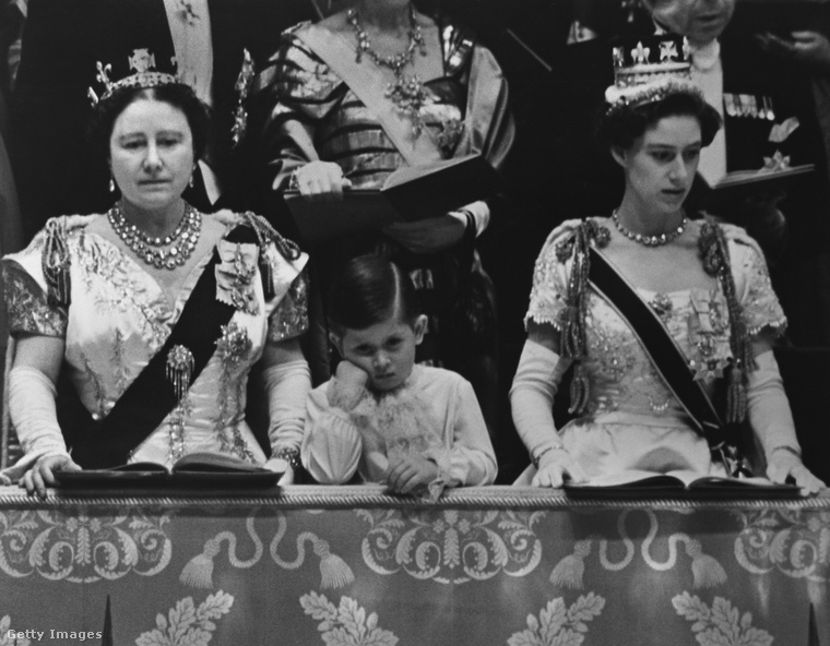 Károly herceg nagynénje, Margit hercegnő  és nagymamája, Erzsébet anyakirálynő között édesanyja 1953-as koronázásán