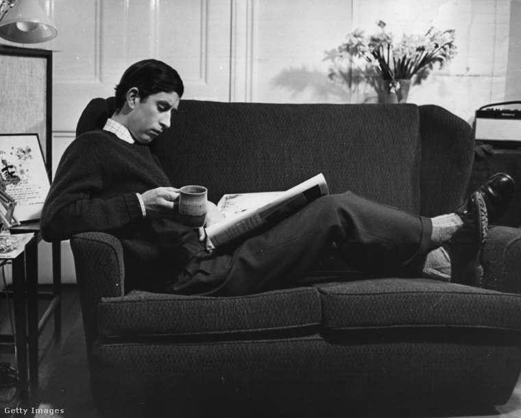 Károly walesi herceg pihen a dolgozószobájában a Cambridge-i Egyetemen