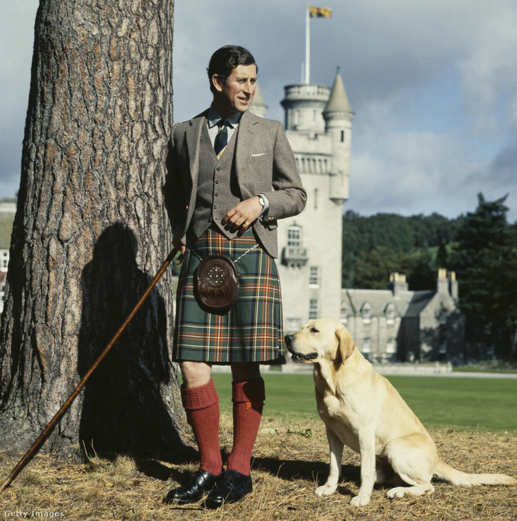Károly herceg a Balmoral kastély parkjában a 30