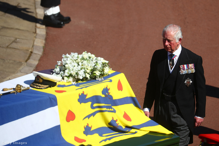 Károly walesi herceg sétál apja, az edinburghi herceg koporsója mögött, amelyet Őfelsége személyes zászlója borít Fülöp edinburghi herceg temetése alatt a windsori kastélyban 2021