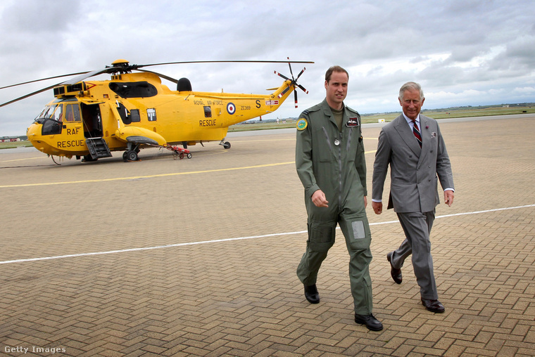 Vilmos cambridge-i herceg visszatér a RAF mentőbázisra, miután megmutatta apjának a RAF mentőhelikopterét a RAF Valley-ben 2012