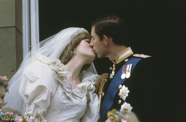 Károly walesi herceg megcsókolja feleségét, Diana hercegnőt (1961 - 1997) a londoni Buckingham-palota erkélyén az esküvőjük után 1981
