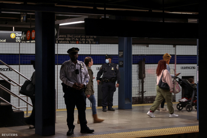 New York-i rendőrök állnak a Broadway-Lafayette metróállomás peronján, miután a helyi média beszámolói szerint hétfő délután egy 30 éves, az F metrószerelvényen kiszámíthatatlanul viselkedő férfi meghalt