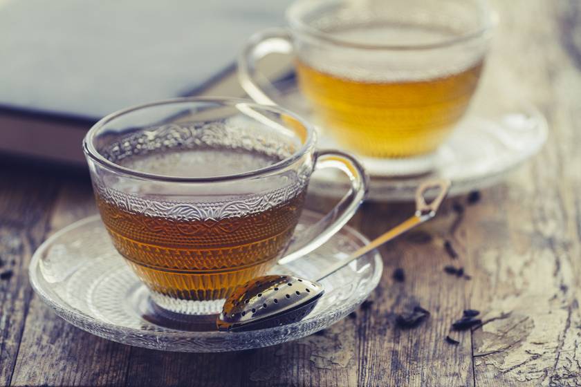 A zöld tea különösen gazdag antioxidáns hatású polifenolokban, amelyek lassíthatják a porckárosodás mértékét és csökkenthetik a gyulladást.