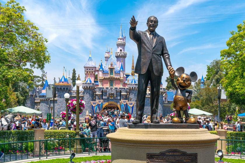 1979 júliusában Teresa Salcedo a kaliforniai Disneyland egyik padján született, így ő lett az első ember, aki a vidámparkban látta meg a napvilágot.
