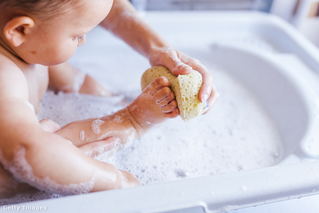 A fertőzések elkerülése végett gyermekednek is segíts megmosni a lábát