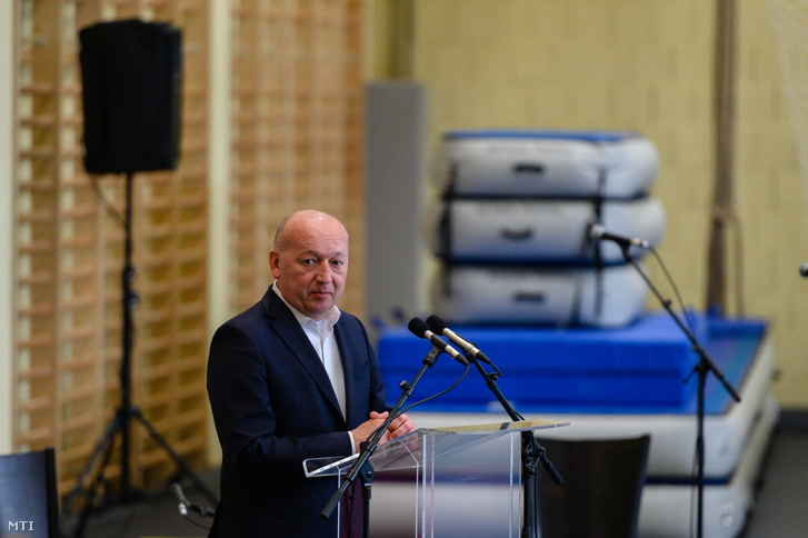 Pávkovics Gábor (Fidesz) polgármester beszédet mond a Mohácsi Kisfaludy Károly Gimnázium új, csaknem 1,2 milliárdos kormányzati támogatásból létesített sportcsarnokának átadásán 2022. március 17-én