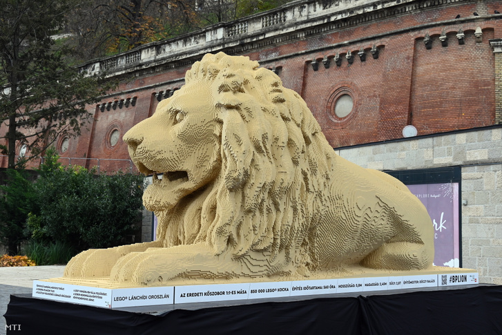 Legókockákból épített oroszlán a fővárosi Clark Ádám téren 2022. november 28-án