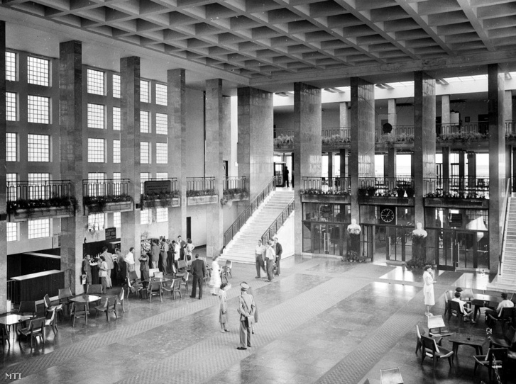 A Ferihegyi közforgalmi repülőtér nagy várócsarnoka 1954. június 18-án