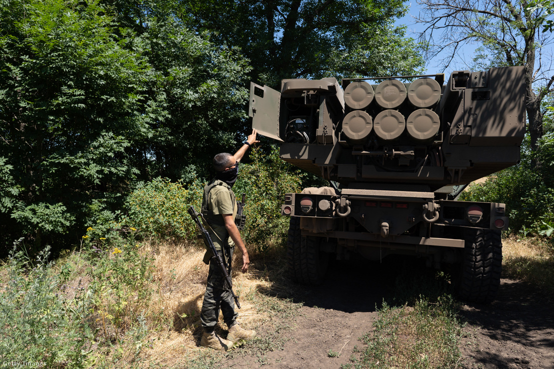 Ukrán katonák egy HIMARS-járművel 2022. július 1-jén