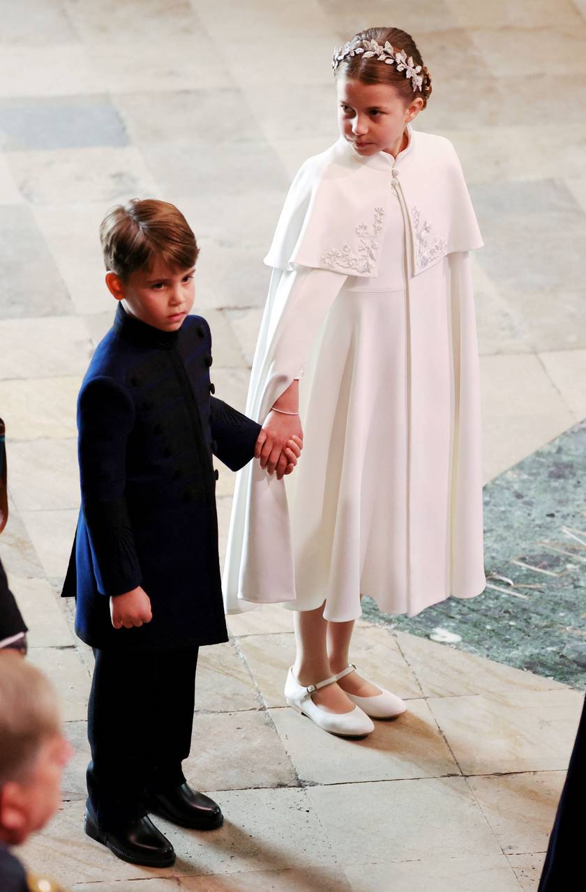 Charlotte és Lajos kézen fogva vonultak be a Westminster-apátság épületébe.