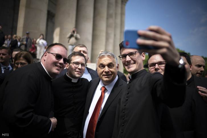 A Miniszterelnöki Sajtóiroda által közreadott képen Orbán Viktor miniszterelnök (k) közös fényképet készít résztvevőkkel az Esztergom megyei jogú várossá nyilvánítása alkalmából tartott szentmise után az esztergomi bazilika előtt 2022. május 1-jén