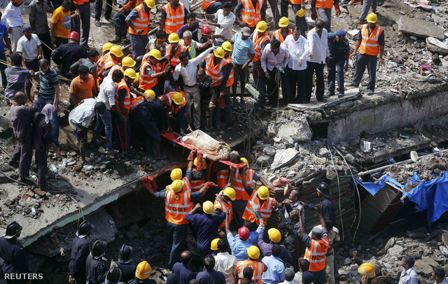 Túlélőt emelnek ki az összedőlt ház alól Mumbaiban