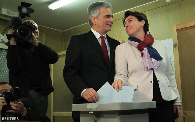 Werner Faymann osztrák kancellár (SPÖ) és felesége szavaznak