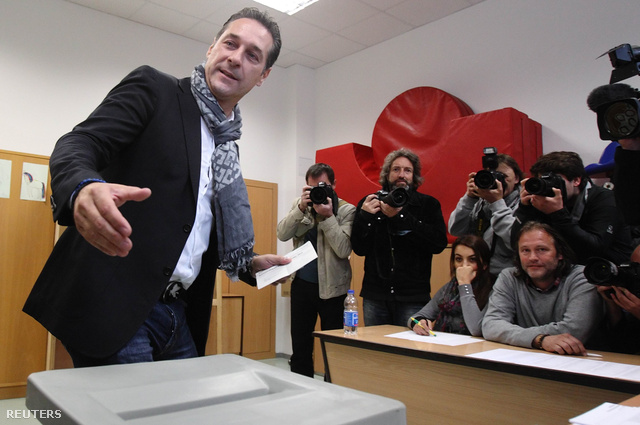 Heinz-Christian Strache, szélsőjobboldali Osztrák Szabadságpárt (FPÖ) vezetője voksol