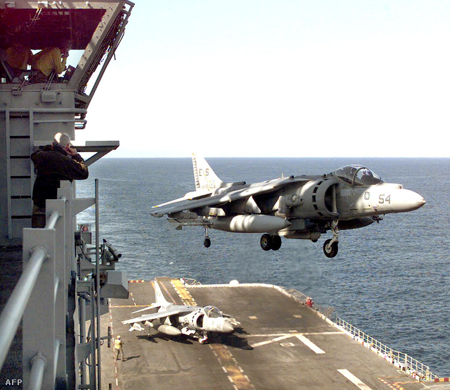 Harrierek térnek vissza egy küldetésről a USS Nassau fedélzetére, 1999. április 14-én