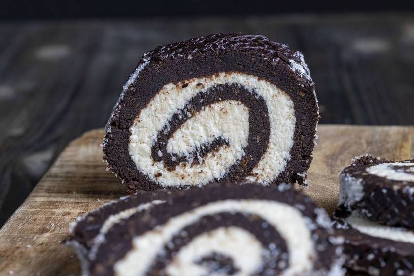 Ez a csodás csokis kókusztekercs sütés nélkül készül, a masszát pedig darált háztartási keksz tartja egyben.