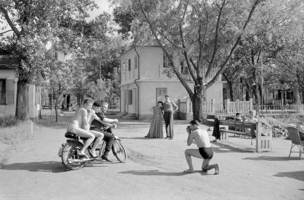 Balatonlelle, 1955. június 6. Fiatalemberek fényképezkednek egy motorkerékpáron a balatonlellei Vasas-üdülő előtt.