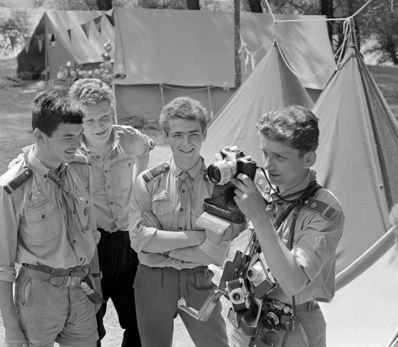 Kisoroszi, 1961. június 27. Dolgozik a tábori fotoriporter az I. kerületi Lisznyai-utcai általános iskola úttörőtáborában a Szentendrei-sziget északi csúcsánál.