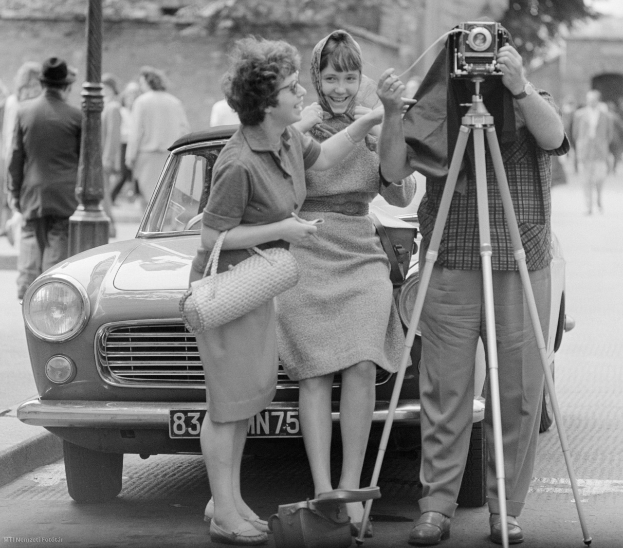 Budapest, 1964. augusztus 20. Fényképész egy Linhoff Technika márkájú műszaki fényképezőgéppel fényképez az Alkotmány 15. évfordulóján rendezett ünnepségen, fiatal nők társaságában.