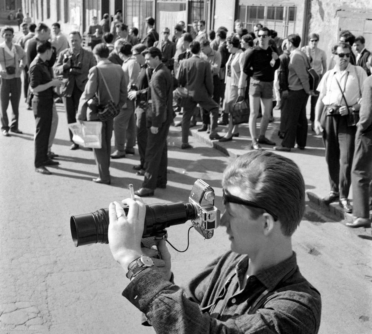 Szombathely, 1965. augusztus 2. Egy turista a keletnémet gyártmányú Exakta Varex 35 mm-es kisfilmes teleobjektívval ellátott fényképezőgéppel fényképez a Perint és Gyöngyös patak lapályán, az Alpokalján fekvő városban