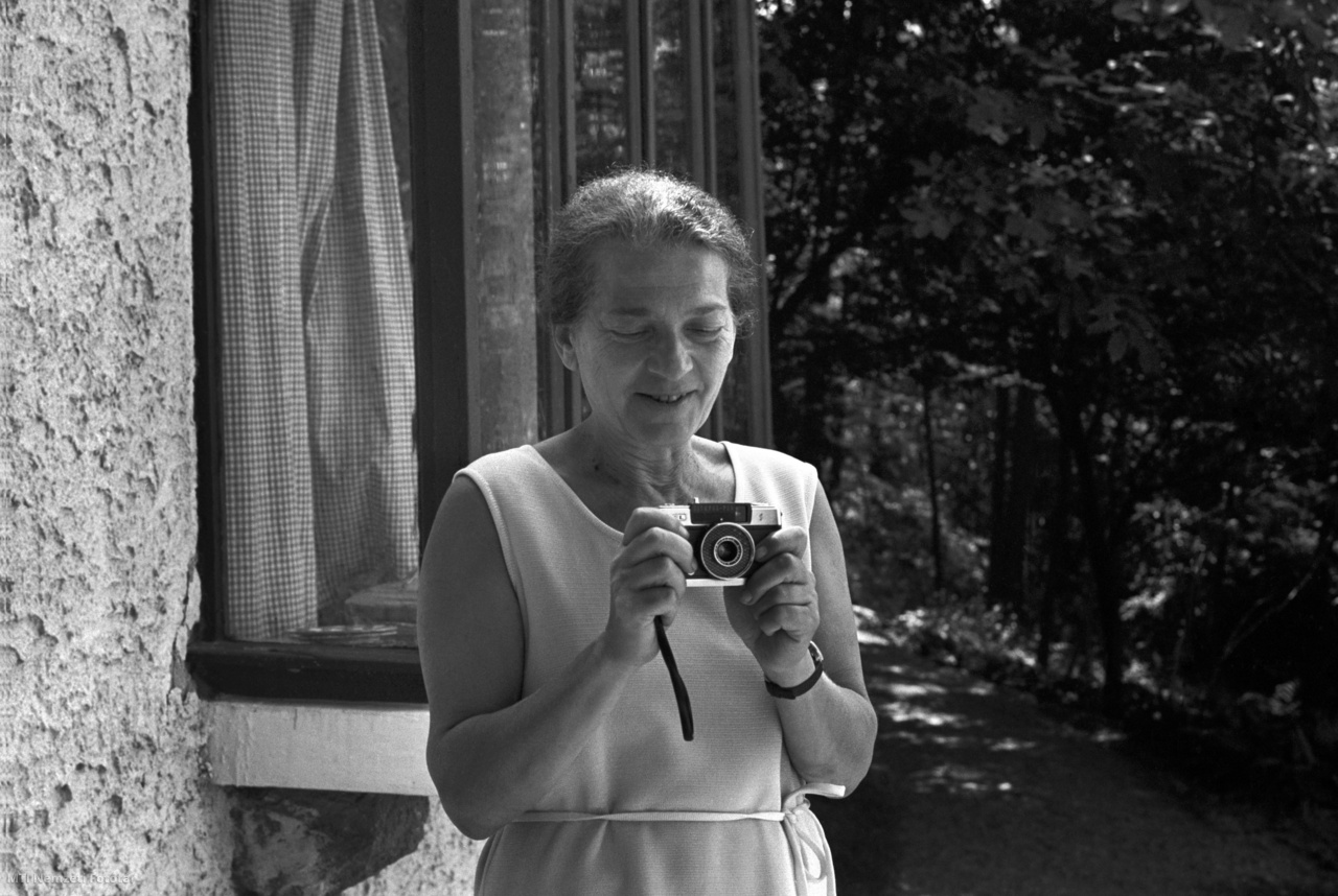 Balatonakarattya, 1968. július 11. Fischer Annie háromszoros Kossuth-díjas zongoraművész fényképez nyaralójuk kertjében. A művésznő és férje, Tóth Aladár zenetörténész a nyarat balatonakarattyai nyaralójukban töltik