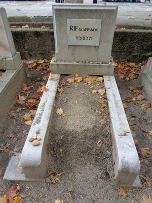 A Kozma utcai temetőben is található egy jelképes sír az emberből készített szappanok számára