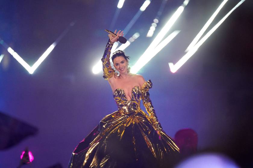 Katy Perry a Roar című slágere mellett a Fireworksöt énekelte el. Ő maga is úgy ragyogott, mint a tűzijáték.