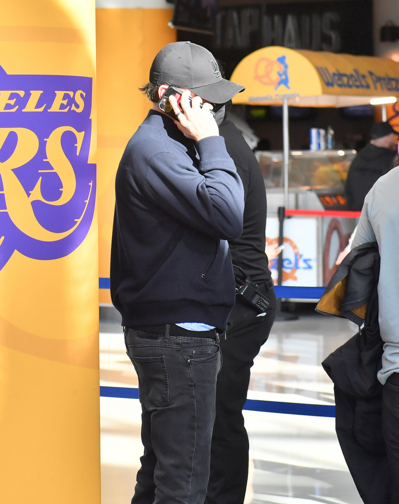 Leonardo DiCaprio Adelehez hasonlóan szintén részt vett a Los Angeles-i Lakers meccsen