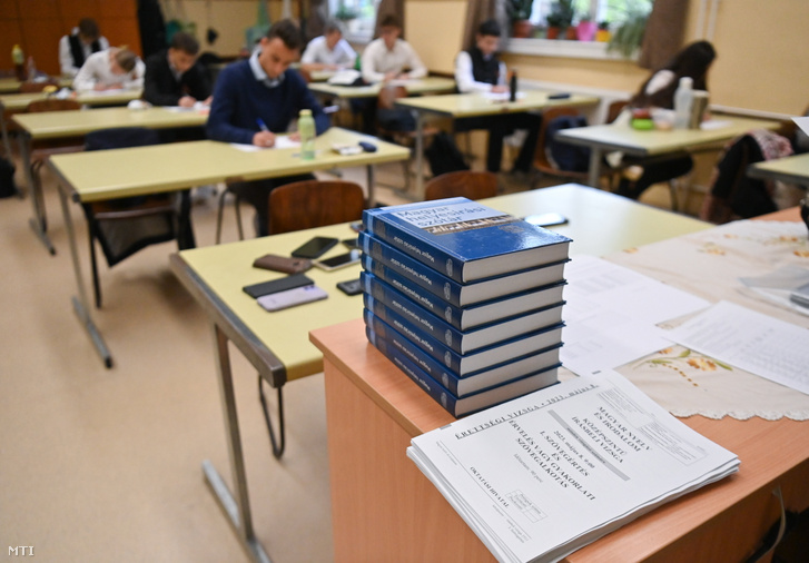 Diákok a magyar nyelv és irodalom írásbeli érettségi vizsgán 2023. május 8-án