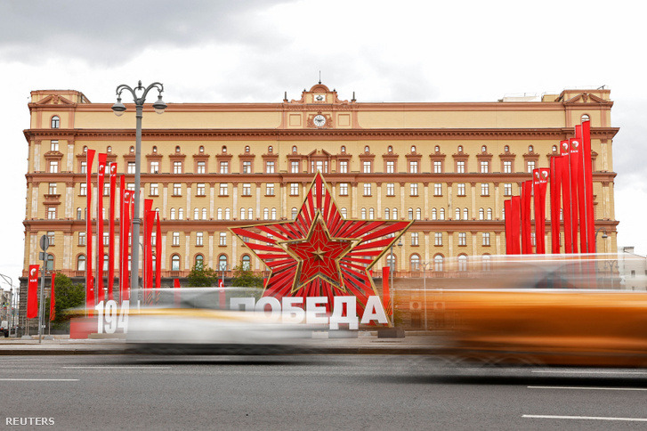 A győzelem napjára kihelyezett dekorációk Moszkvában 2023. május 8-án