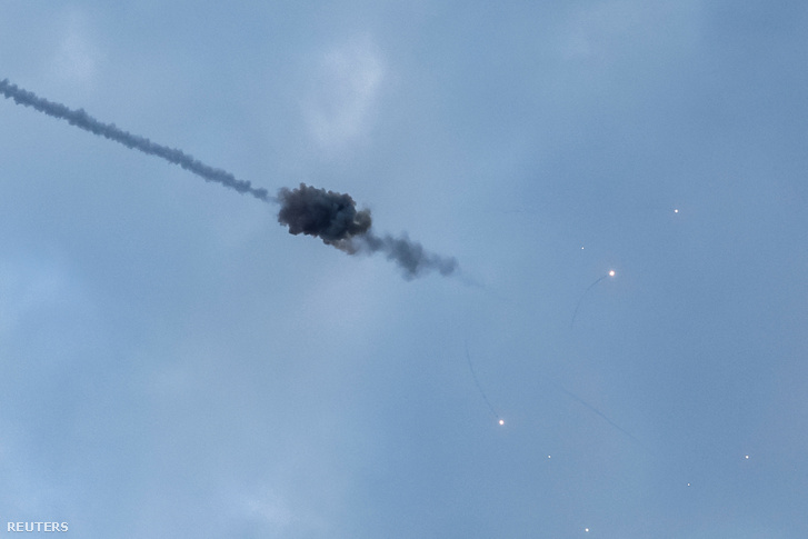 Robbanás egy orosz rakétacsapás közben Kijevben 2023. május 9-én