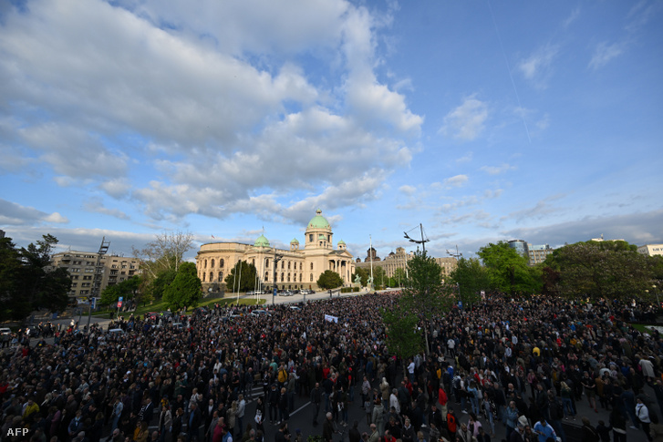 A kormány lemondását követelő tüntetők Belgrádban 2023. május 8-án