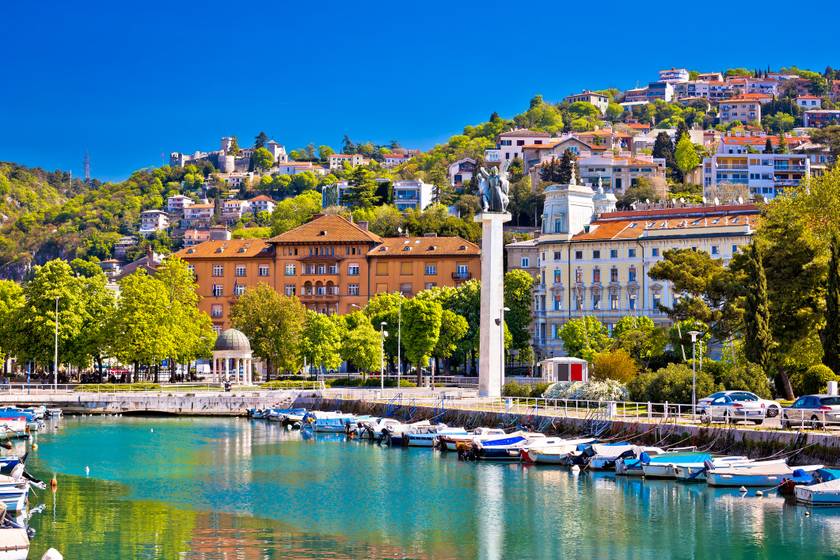 Fiume, vagyis Rijeka Horvátország csodálatos kikötővárosa, ahol magába szív a pezsgő, mediterrán élet. Az óváros tele van látnivalóval, a korzón naphosszat eltöltene az ember, de a strandok is vonzók a nyaralók számára. Budapesttől ráadásul kevesebb mint 5 óra alatt elérhető.