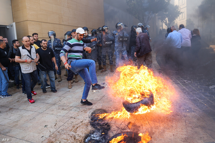 Libanoni tüntetők gumiabroncsokat égetnek 2023. május 9-én
