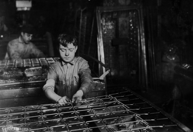 Gyerekmunkások Bostonban – Lewis Hine felvétele