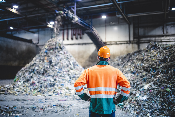 Egy hulladékfeldolgozó üzem dolgozója 2019 augusztusában