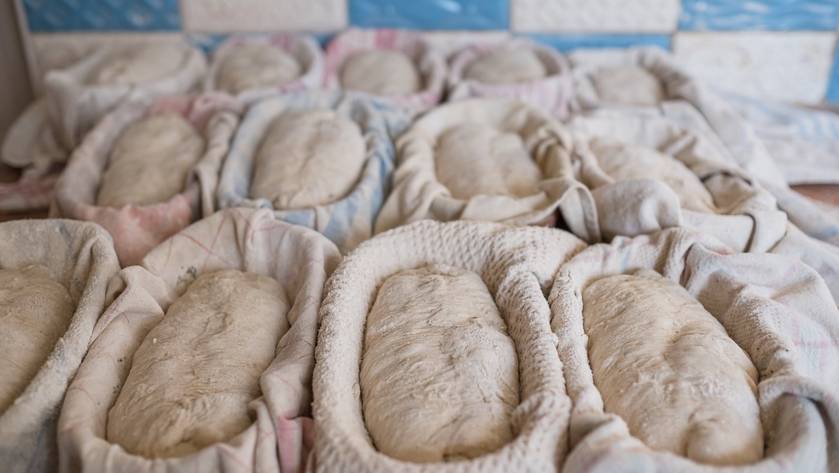 A kenyerek pontosan úgy készülnek, ahogy a régi világban /Fotó: Péklány